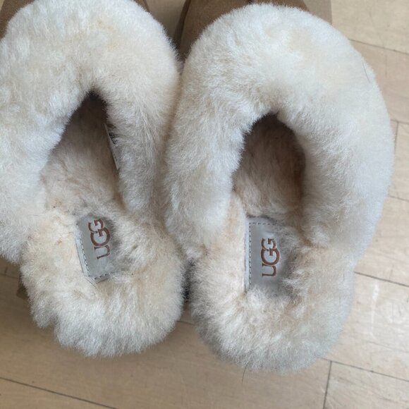 UGG BNIB Women's "Disquette" tan furry slippers sz 5 NEW - Picture 3 of 6